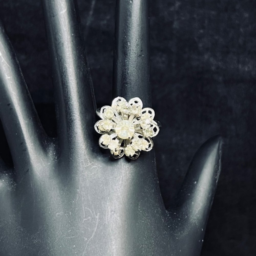 Sarah Coventry Silver Tone And Rhinestone Flower Ring (R324)